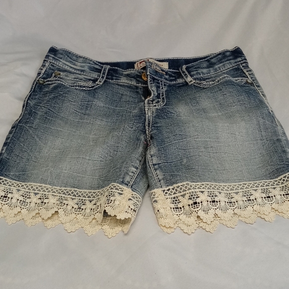 Kids jeans shorts w/ lace trim - Picture 1 of 4
